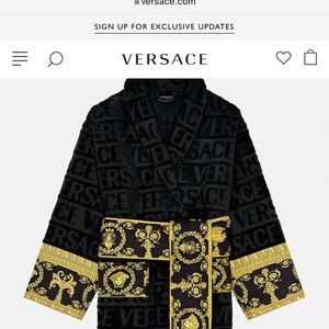 AUTHENTIC MENS VERSACE ROBE….. BRAND NEW WITH BOX AND TAGS!! NEVER WORN! Size XL